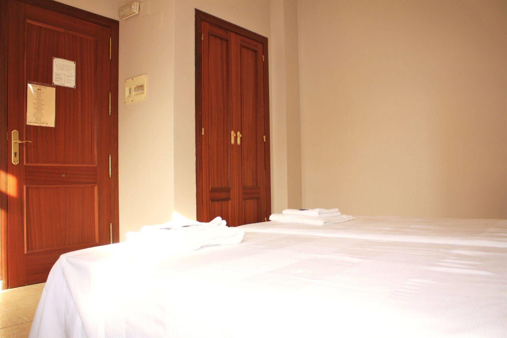 Hostal Carlos 2 ลาลิเนียเดลากอนเซ็ปซีออน ภายนอก รูปภาพ